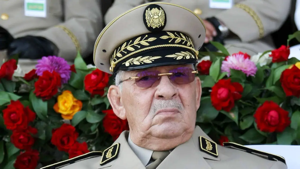 En esta imagen de archivo del 1 de julio de 2018, el jefe del ejército de Argelia, el general Ahmed Gaid Salah, preside un desfile militar en Argel - AP/ANIS BELGHOUL