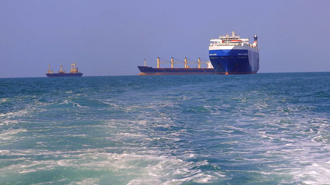 El carguero Galaxy Leader (dcha.), capturado por los hutíes dos días antes, acercándose al puerto en el mar Rojo frente a la provincia yemení de Hodeida - PHOTO/AFP
