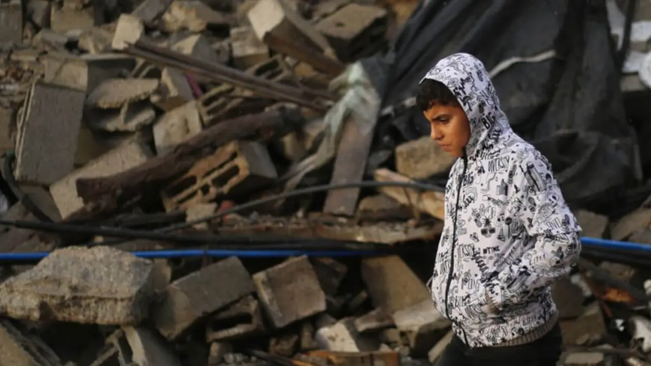 Un niño camina entre los escombros de las casas destruidas en la ciudad de Rafah, en el sur de la Franja de Gaza © UNICEF/Eyad El Baba