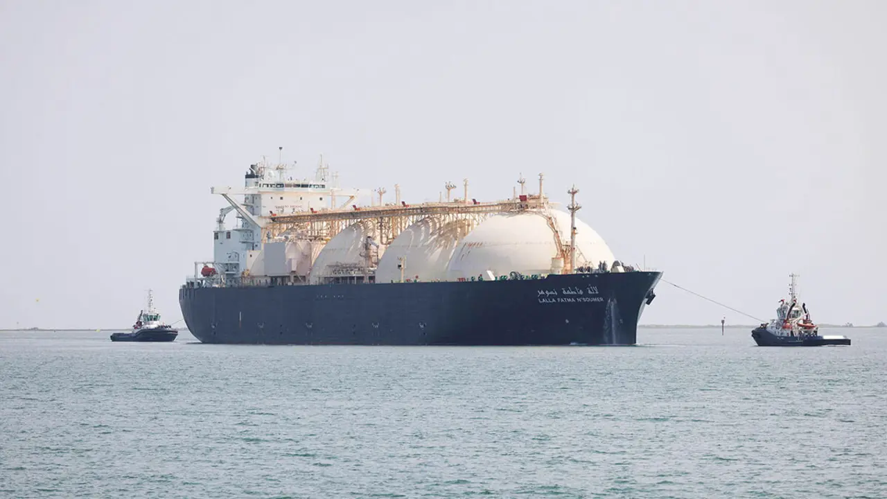 Barco cisterna Lalla Fatma NSoumer llegando para entregar GNL (Gas Natural Licuado) al muelle de carga de la terminal Cavaou en Fos-sur-Mer - AFP/CLEMENT MAHOUDEA