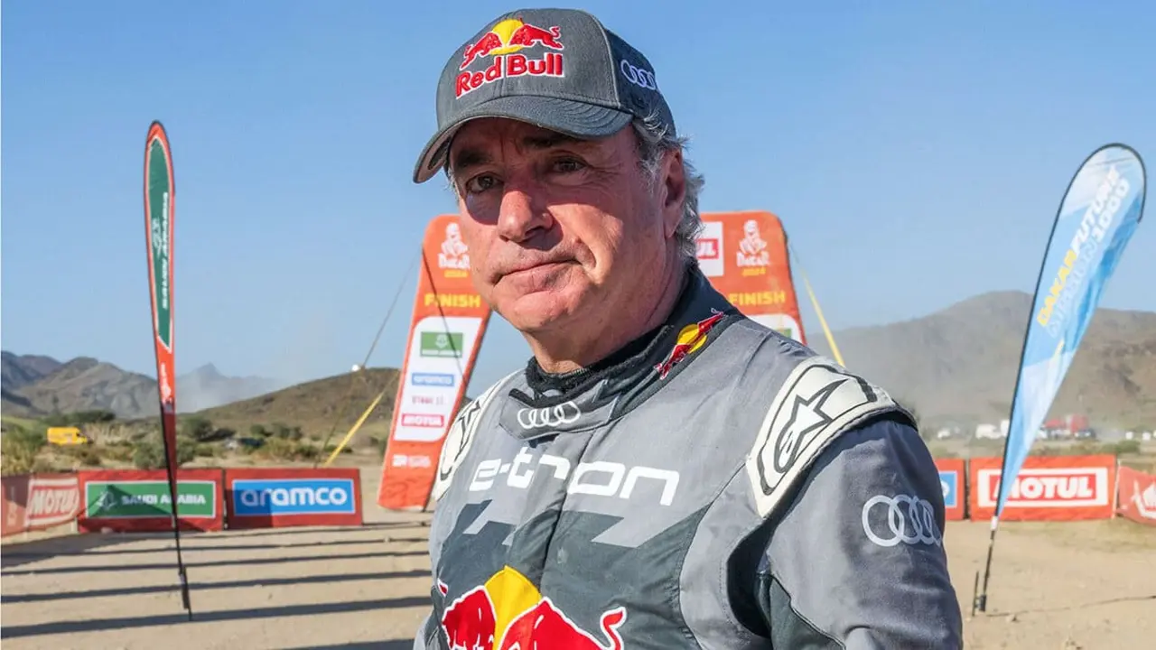 El piloto español del equipo Audi Sports Carlos Sainz posa para una fotografía tras la línea de meta de la etapa 11 del Rally Dakar 2024 entre Al-Ula y Yanbu, Arabia Saudita, el 18 de enero de 2024 (AFP/PATRICK HERTZOG)</p>