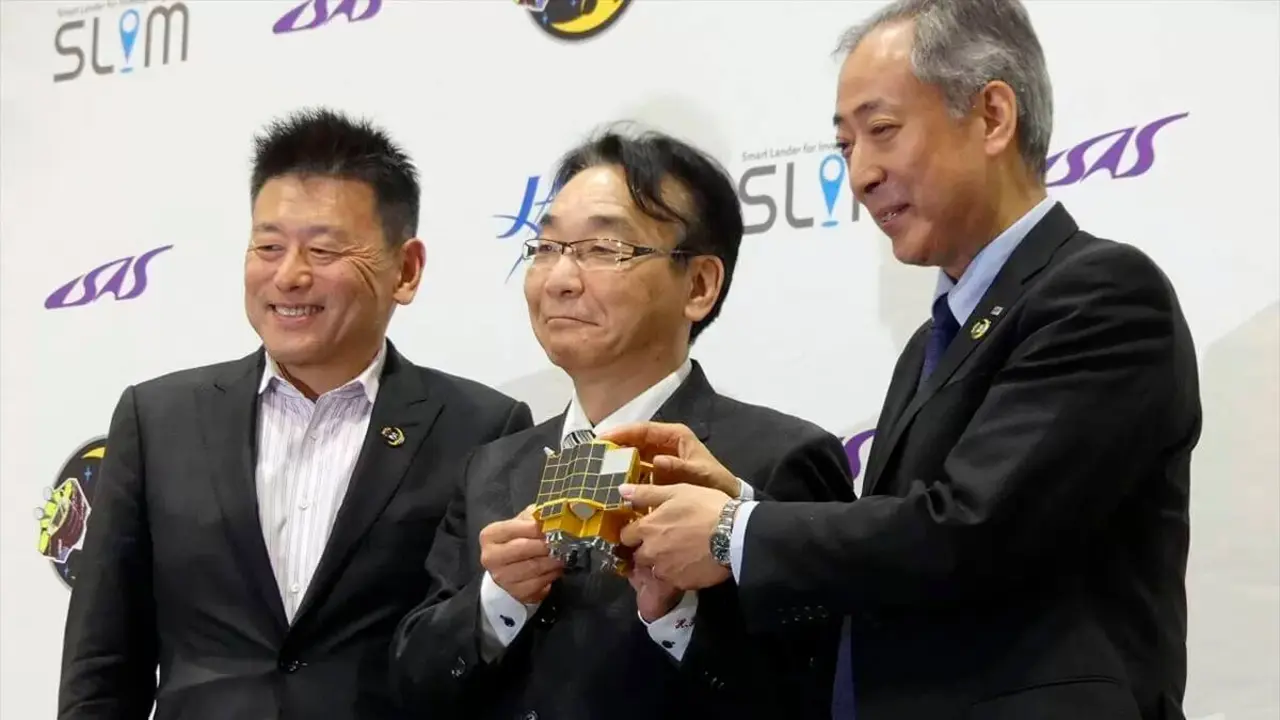 PHOTO/JAXA - El presidente de la JAXA, Hiroshi Yamakava, el director del Instituto de Astronáutica y Ciencia Espacial (centro) Hitoshi Kuninaka, y el responsable del programa, Shinichiro Sakai (izqda.) muestran una maqueta de SLIM