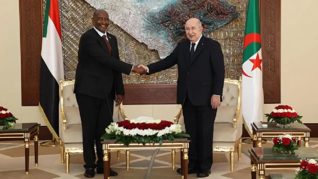 El presidente del Consejo Soberano de Transición de Sudán, Abdel Fattah Al-Burhan, el presidente argelino, Abdelmadjid Tebboune, reiteró su apoyo inquebrantable a Sudán y expresó confianza en su resiliencia frente a la actual agitación política - Twitter @XHNews