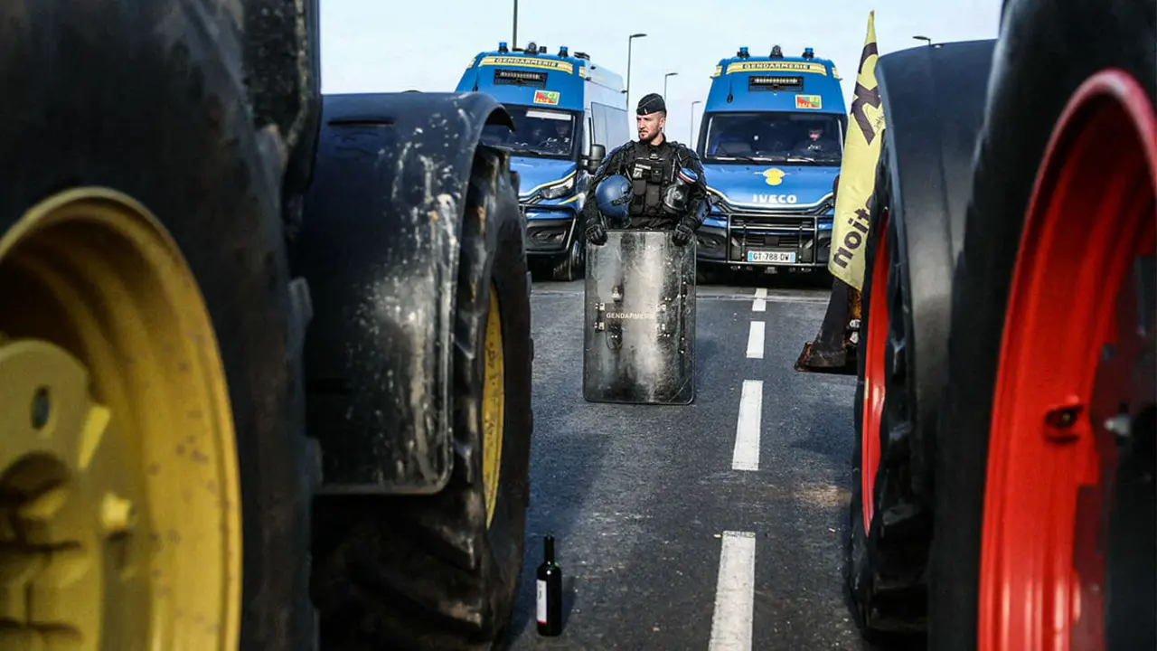Un convoy de tractores del sindicato CR47 (Coordinación rural 47) con destino a París es bloqueado por la policía en Sully-sur-Loire, cerca de Orleans, el 31 de enero de 2024, cuando se dirigía a bloquear el mercado de Rungis, en la calle afueras de París - AFP/ALAIN JOCARD