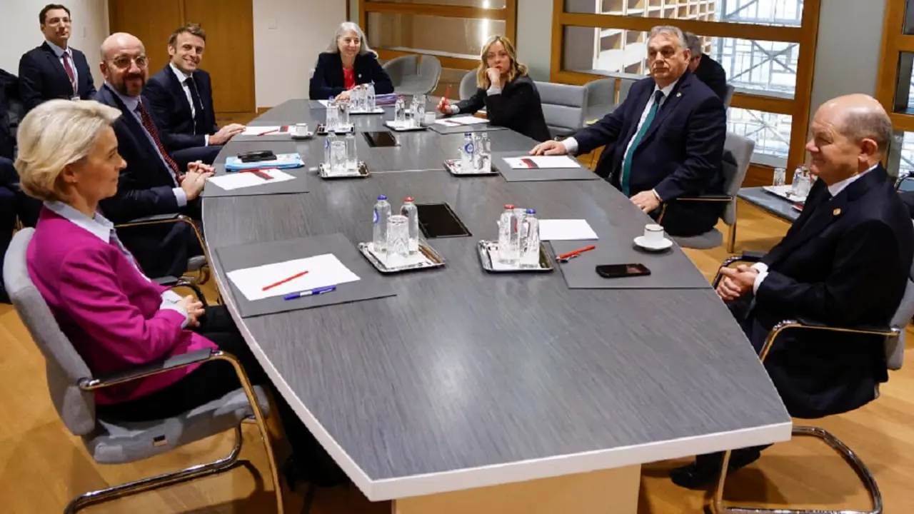 Ursula von der Leyen, Charles Michel, Emmanuel Macron, Giorgia Meloni, Viktor Orban y Olaf Scholz asisten a una reunión multilateral al margen de un Consejo Europeo en la sede europea de Bruselas, el 1 de febrero de 2024 – PHOTO/Ludovic MARIN/AFP
