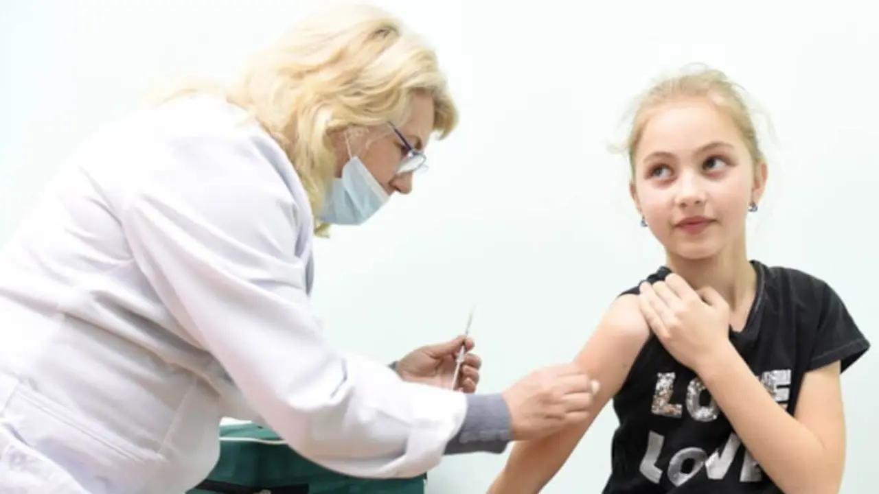 UNICEF/Yurko Dyachyshyn - Maryana Dzuba recibe la primera dosis de la vacuna contra el sarampión, rubeola y las paperas en Lviv, Ucrania.