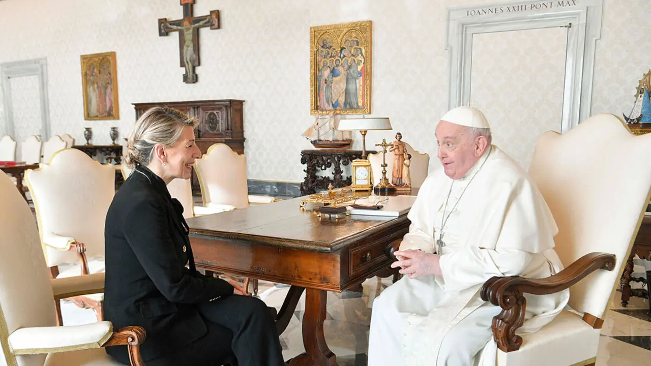 El papa Francisco durante una audiencia con la ministra española de Trabajo y Economía Social, Yolanda Díaz Pérez, en el Vaticano - AFP/MEDIOS VATICANOS