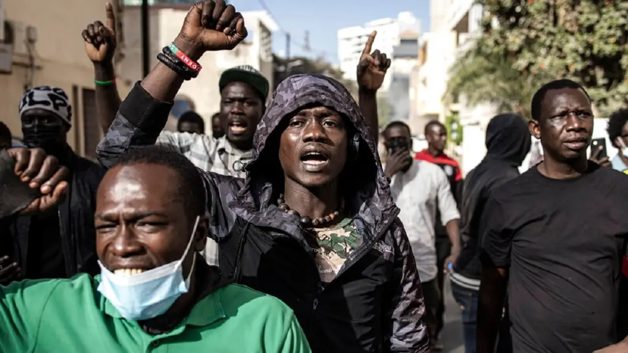 Manifestantes gesticulan después de que la policía les disparara gases lacrimógenos frente a la Asamblea General en Plateau, Dakar, el 5 de febrero de 2024 – PHOTO/JOHN WESSELS/AFP
