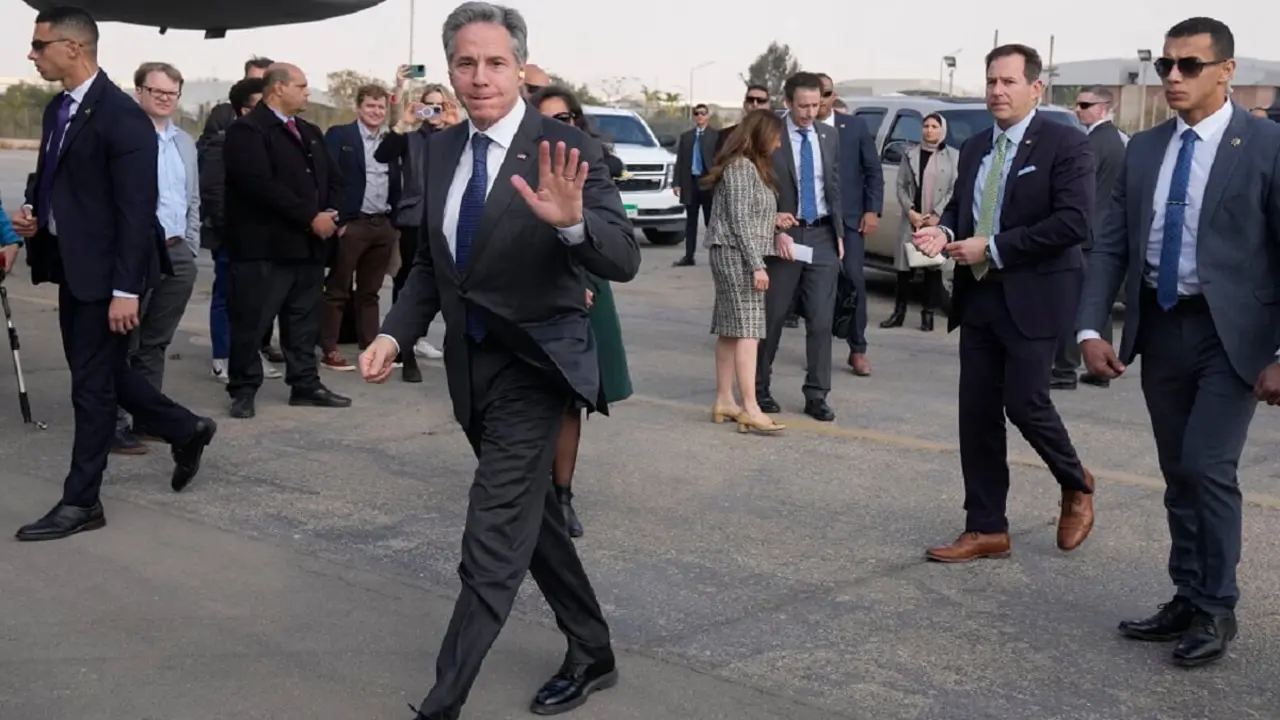 El secretario de Estado de Estados Unidos, Antony Blinken, saluda con la mano mientras parte hacia Doha en la aeropista de El Cairo, el 6 de febrero de 2024, durante su gira por Oriente Medio, su quinto viaje urgente a la región desde que estalló la guerra entre Israel y Hamás en Gaza en octubre – PHOTO/Mark Schiefelbein/POOL/AFP