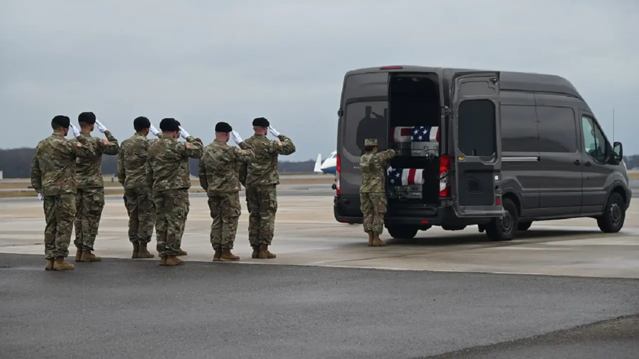 El presidente de Estados Unidos, Joe Biden, y la primera dama, Jill Biden, participan en el traslado digno de los tres soldados muertos en un ataque con drones en Jordania por militantes apoyados por Irán en la base aérea de Dover, en Dover, Delaware, el 2 de febrero de 2024. PHOTO/Kyle Mazza/NurPhoto/NurPhoto via AFP