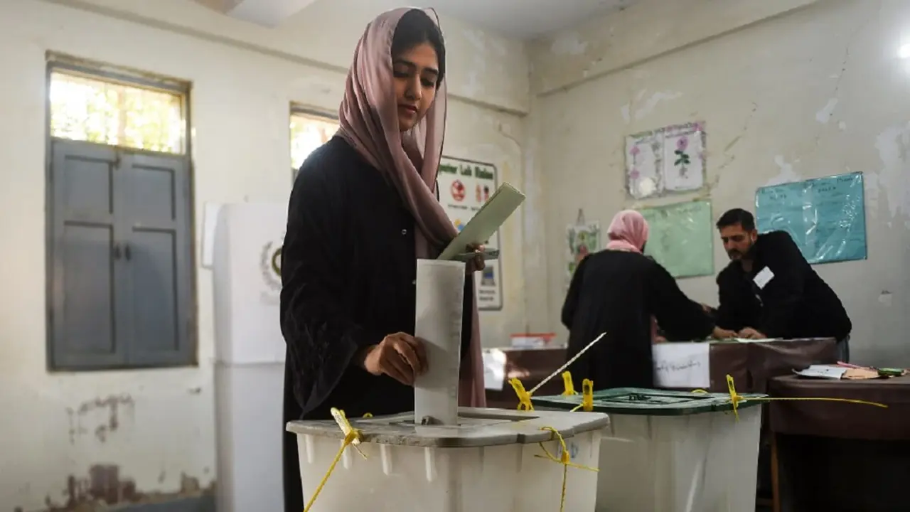 Una mujer deposita su papeleta para votar en un colegio electoral durante las elecciones nacionales de Pakistán, en Karachi, el 8 de febrero de 2024 - PHOTO/Rizwan TABASSUM/AFP