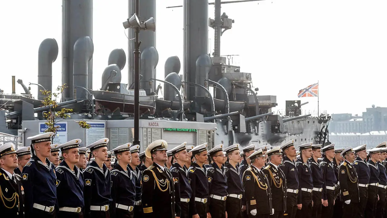 La Academia Naval de Nakhimov se estableció en 1943 para preparar a los jóvenes para el entrenamiento en educación naval superior y servicio de seguimiento en la Armada como oficial y lleva el nombre del gran comandante naval ruso, el almirante Pavel Nakhimov, el héroe de la guerra de Crimea de 1853-1856 - AFP/OLGA MALTSEVA