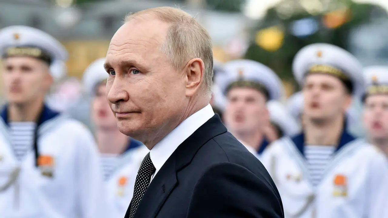 El presidente de Rusia, Vladimir Putin, revisa las tropas navales mientras asiste al principal desfile naval que marca el Día de la Armada Rusa, en San Petersburgo el 31 de julio de 2022 - AFP/OLGA MALTSEVA