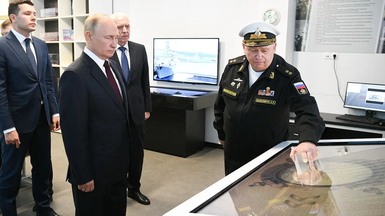 El presidente ruso Vladimir Putin y funcionarios, incluido el gobernador de la región de Kaliningrado, Anton Alikhanov, visitan el Instituto Naval del Báltico que lleva el nombre del almirante Fyodor Ushakov en Kaliningrado, Rusia, el 1 de septiembre de 2022 - SPUTNIK/ALEXEY MAISHEV via REUTERS