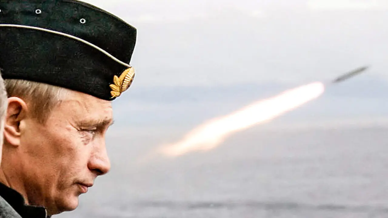 El presidente ruso Vladimir Putin observa el lanzamiento de un misil durante ejercicios navales en el norte ártico de Rusia a bordo del crucero de misiles nucleares Pyotr Veliky (Pedro el Grande), 17 de agosto de 2005 - PHOTO/ ITAR-TASS/SERVICIO DE PRENSA PRESIDENCIAL