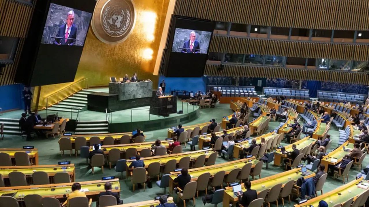 El secretario general António Guterres (en pantalla) informa a la 54ª sesión plenaria de la Asamblea General sobre la labor de la organización y sus prioridades para 2024 - ONU/Eskinder Debebe
