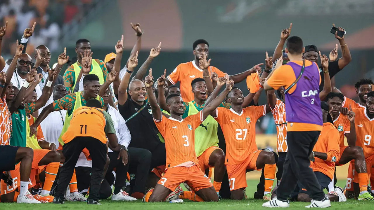 AFP/FRANCK FIFE - Los jugadores de Costa de Marfil celebran después de ganar al final del partido de fútbol semifinal de la Copa Africana de Naciones (CAN) 2024 entre Costa de Marfil y la República Democrática del Congo en el Estadio Olímpico Alassane Ouattara en Ebimpe, Abiyán, el 7 de febrero de 2024