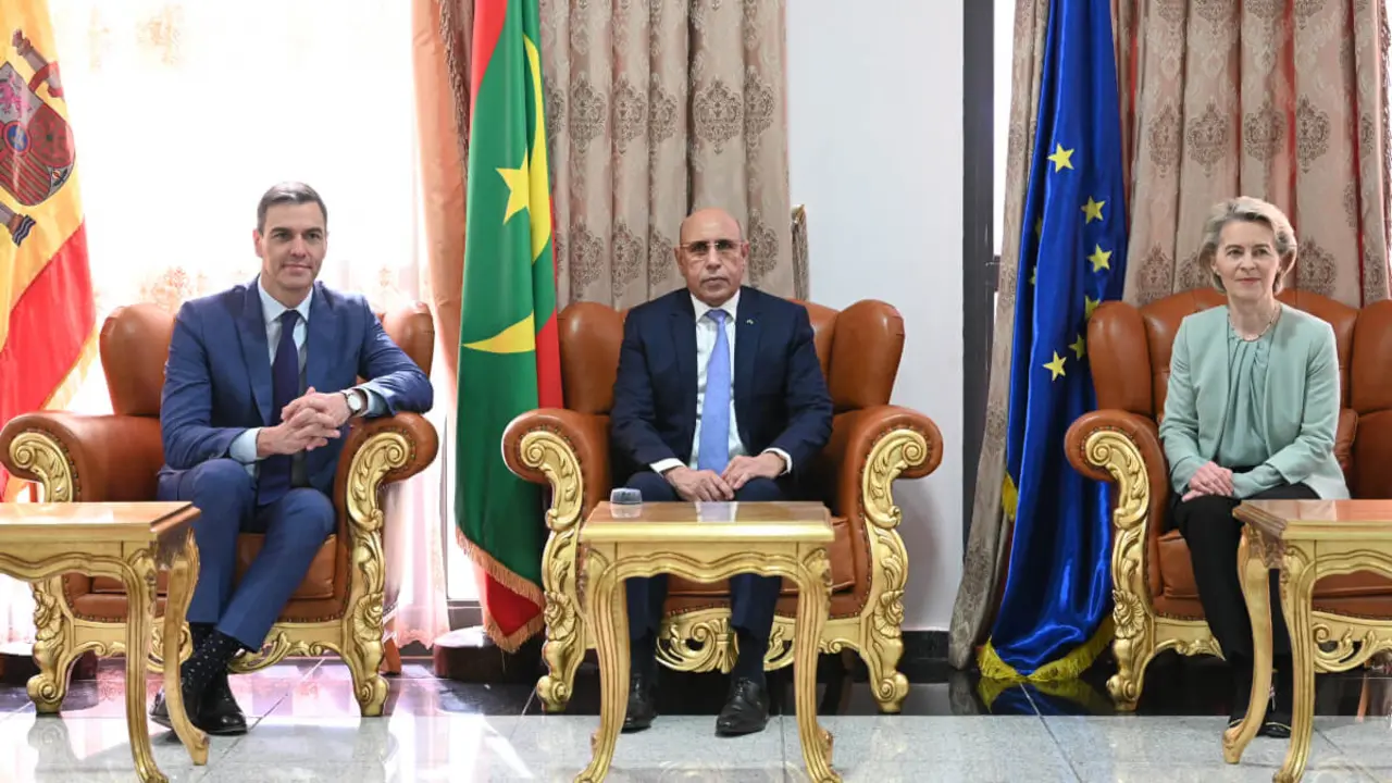 La presidenta de la Comisión Europea, Ursula von der Leyen, y el primer ministro español, Pedro Sánchez, se reúnen con el presidente mauritano, Mohamed Ould Ghazouani, en Nouakchott - BORJA PUIG DE LA BELLACASA LA MONCLOA AFP