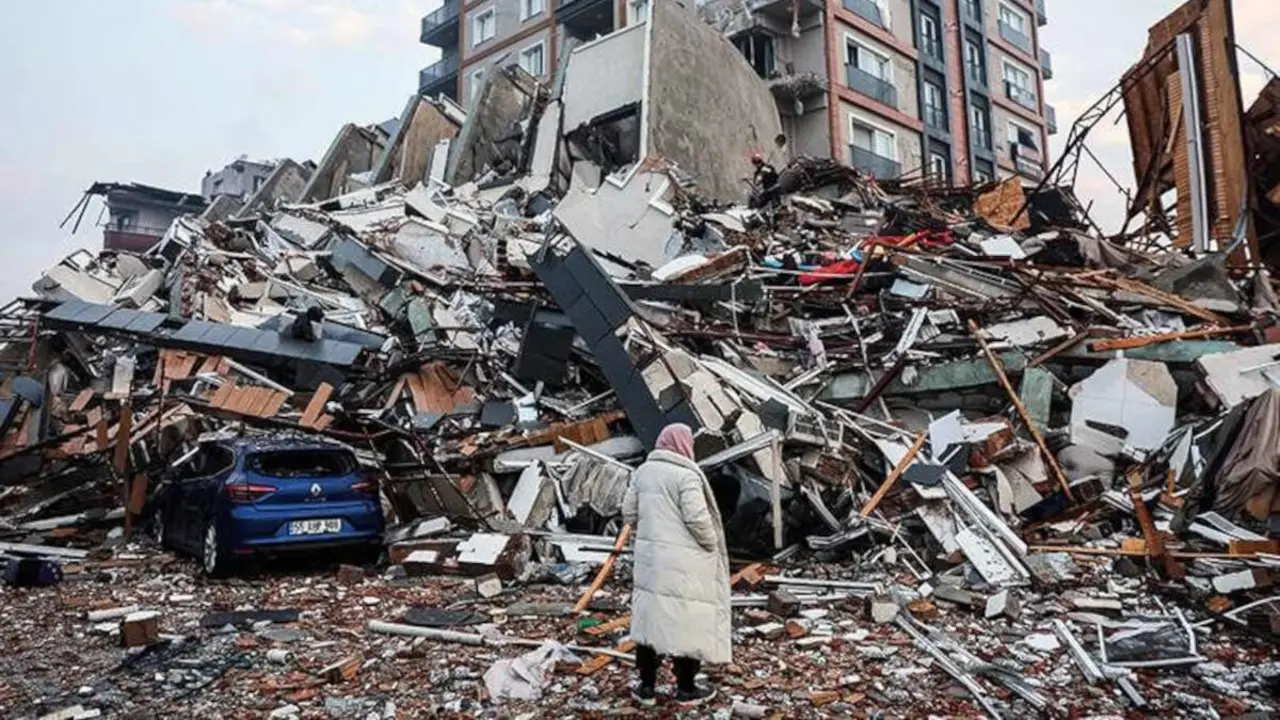 &nbsp;Una mujer mira mientras los equipos de rescate buscan supervivientes bajo los escombros tras un terremoto en Hatay, Turquía, 7 de febrero de 2023 -&nbsp;REUTERS/UMIT BEKTASAR&nbsp;