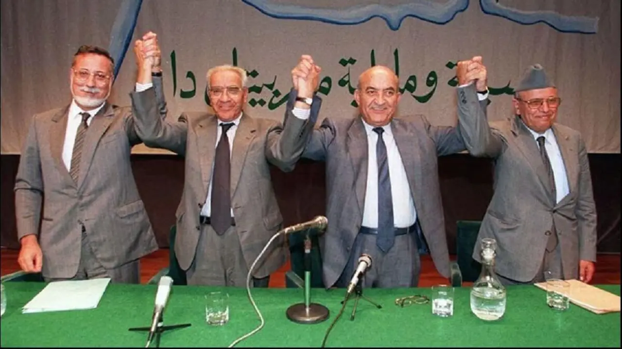 Los líderes de la oposición marroquí (de izq. a dcha.) Ismail Alaoui, del Partido Socialista y Progresista, M'hamed Boucetta del Istiqlal, Abderrahmane El Youssoufi de la Unión de Fuerzas Populares y Mohamed Bensaid de la Organización para la Acción Democrática y Popular posan para los fotógrafos durante una reunión en Rabat - PHOTO/ABDELHAK SENNA/AFP