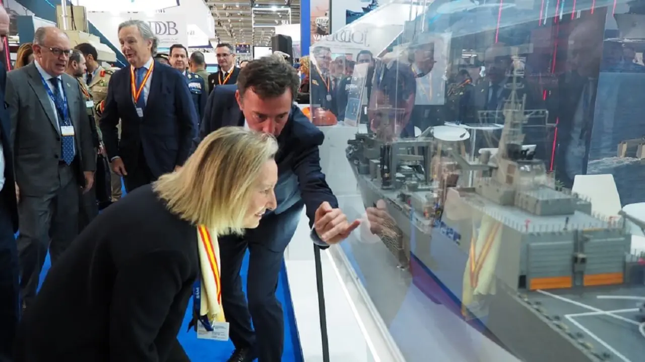La secretaría de Estado de Defensa, Amparo Valcarce, recibe explicaciones del presidente de Navantia, Ricardo Domínguez, sobre uno de los barcos de guerra que muestra el astillero en el salón de Riad - PHOTO/Navantia