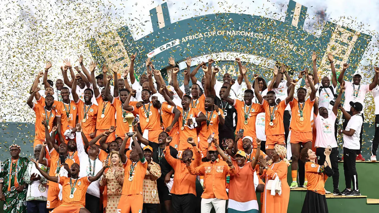 El delantero de Costa de Marfil Max-Alain Gradel levanta el trofeo de la Copa Africana de Naciones en el podio después de que Costa de Marfil ganara la Copa Africana de Naciones (CAN) 2024. Último partido de fútbol entre Costa de Marfil y Nigeria en el estadio olímpico Alassane Ouattara en Ebimpé, Abijan, el 11 de febrero de 2024 - AFP/FRANKCK FIFE
