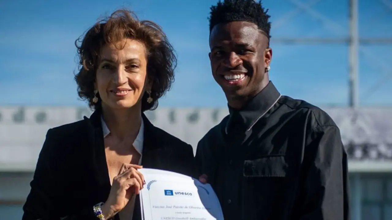 La directora general de la UNESCO, Audrey Azoulay, y el futbolista brasileño Vinícius Junior, recién nombrado Embajador de Buena Voluntad para la campaña Educación para todos, durante una ceremonia en el centro de entrenamiento del Real Madrid -&nbsp;© UNESCO/Juan Barbosa