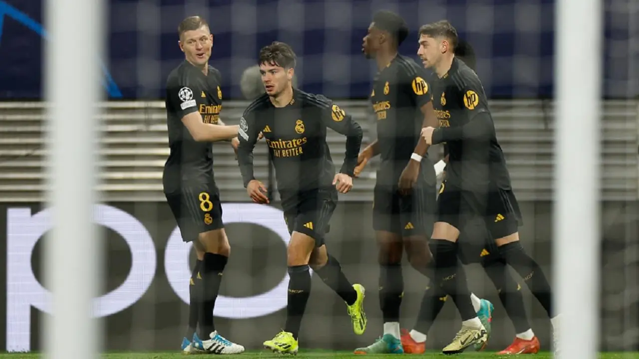 El delantero español del Real Madrid Brahim Díaz celebra el gol inicial con sus compañeros durante el partido de fútbol de ida de octavos de final de la UEFA Champions League entre el RB Leipzig y el Real Madrid CF en Leipzig, Alemania, el 13 de febrero de 2024 – PHOTO/Odd ANDERSEN/AFP