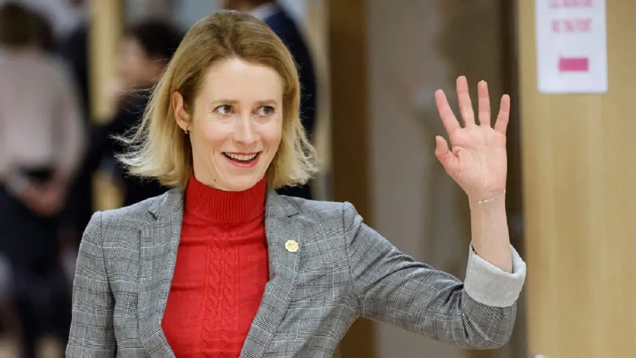 La primera ministra de Estonia, Kaja Kallas, gesticula a su llegada antes del inicio de una reunión del Consejo Europeo en la sede europea de Bruselas, el 1 de febrero de 2024 - PHOTO/Ludovic MARIN/AFP