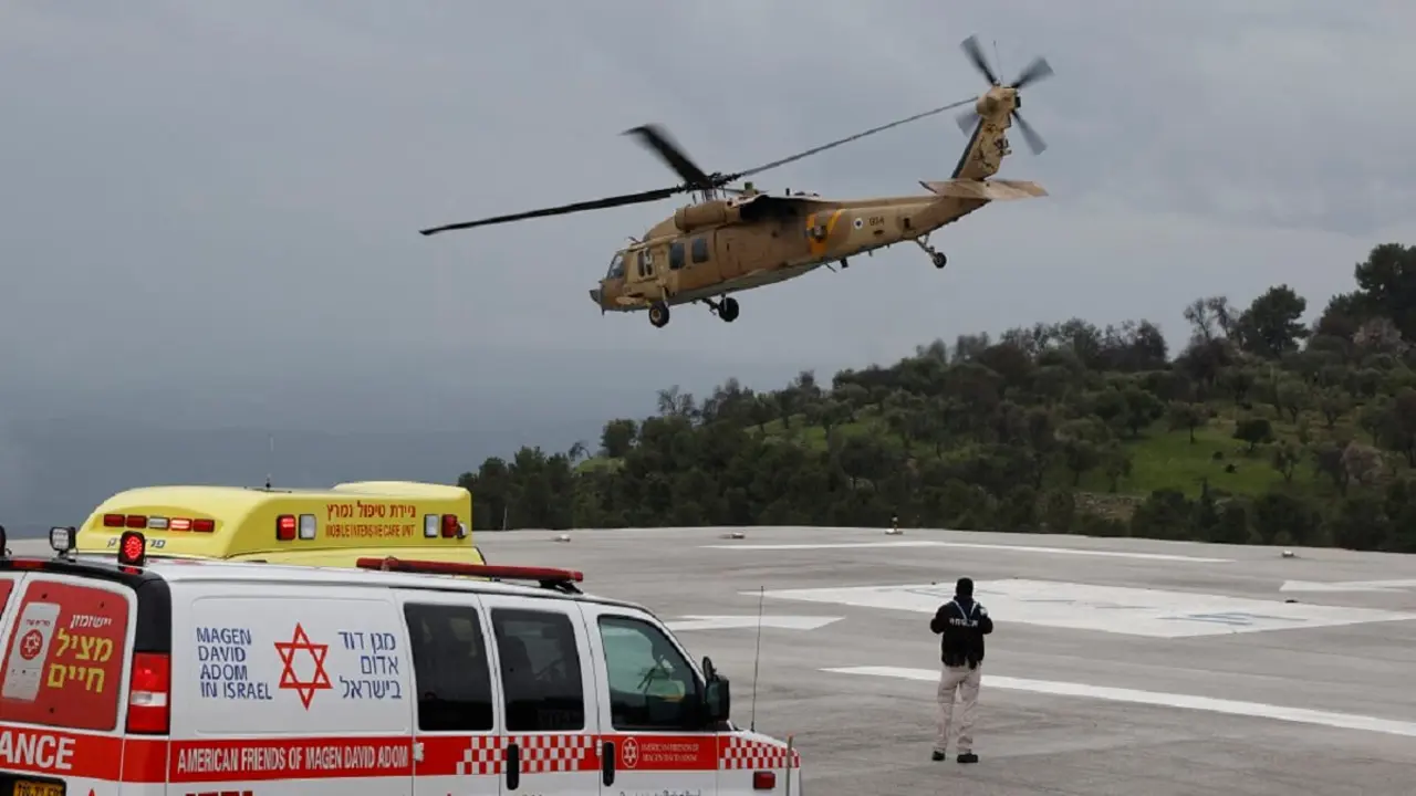 Un helicóptero militar transporta desde el hospital de Ziv, en la ciudad septentrional israelí de Safed, a una persona herida en un ataque con cohetes lanzado desde el sur del Líbano contra el norte de Israel para que reciba tratamiento urgente el 14 de febrero de 2024, en medio de las continuas tensiones transfronterizas mientras prosiguen los combates entre Israel y los militantes palestinos de Hamás en la Franja de Gaza – PHOTO/Jalaa MAREY/AFP