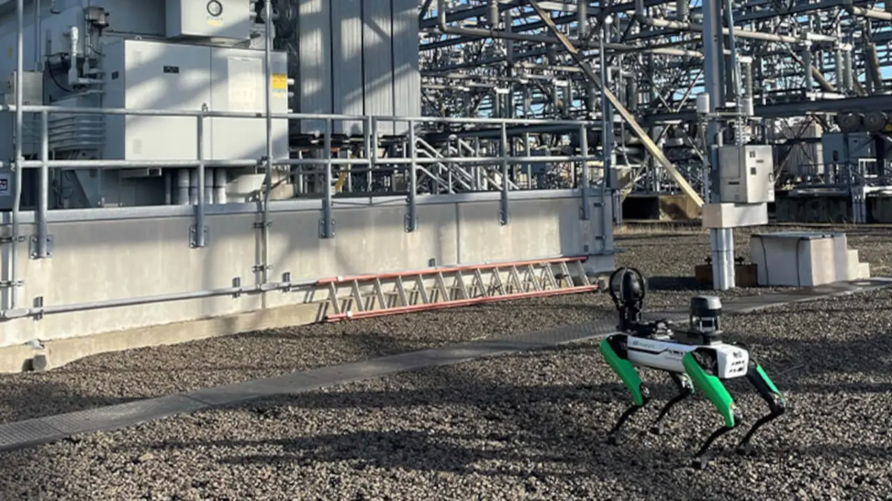 El perro robot está equipado con una cámara que tiene un zoom óptico de 30 aumentos y una cámara de infrarrojos capaz de tomar lecturas térmicas.