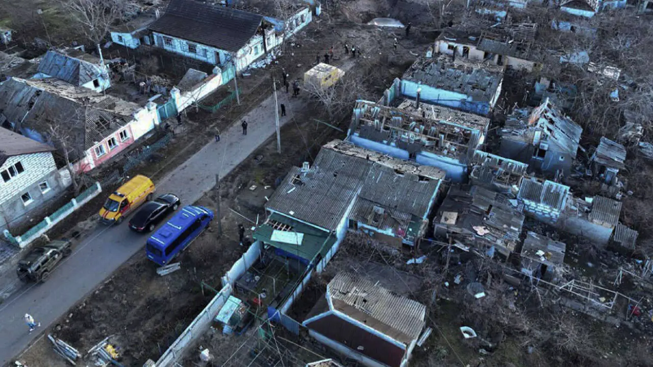 Vista aérea de las casas dañadas como resultado de un ataque con misiles en Mykolaiv, en medio de la invasión rusa de Ucrania. Al menos tres personas murieron en una ola masiva de ataques con misiles y drones rusos en Ucrania a principios del 7 de febrero de 2024 - AFP/ SERVICIO DE EMERGENCIA DE UCRANIANO
