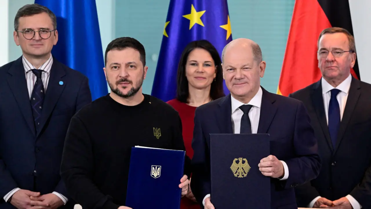 El canciller alemán Olaf Scholz y el presidente de Ucrania, Volodymyr Zelensky, después de firmar un acuerdo bilateral sobre compromisos de seguridad y apoyo a largo plazo - John MACDOUGALL / AFP