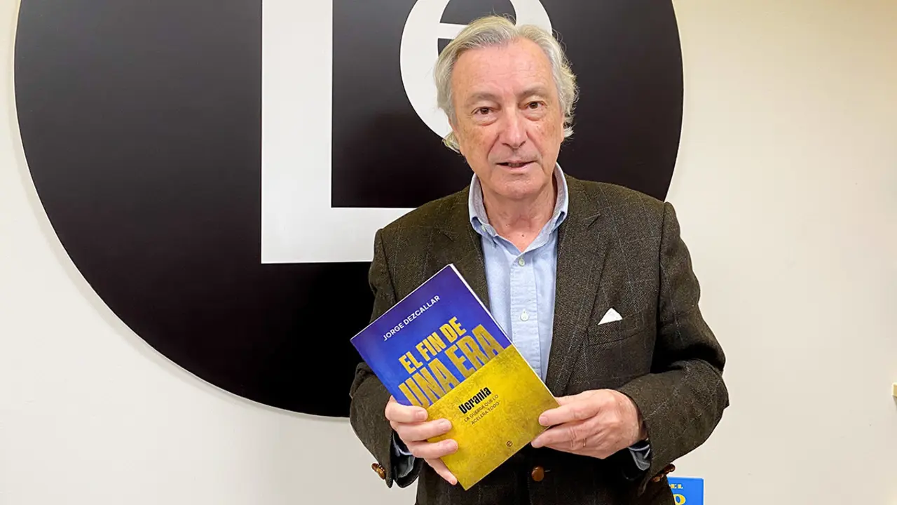 Jorge Dezcallar posa con su último libro, "El fin de una era"