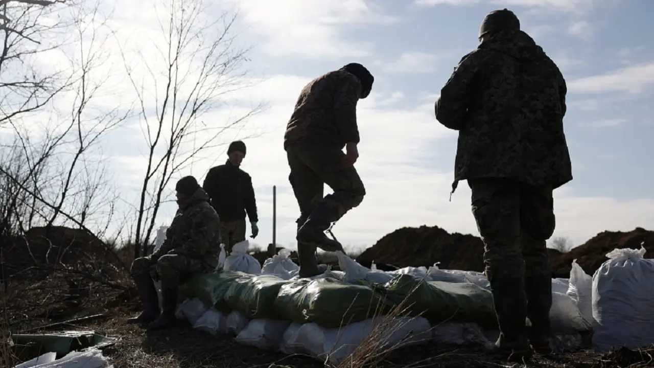 Militares ucranianos apilan sacos de tierra para construir una fortificación no lejos de la ciudad de Avdiivka, en la región de Donetsk, en medio de la invasión rusa de Ucrania, el 17 de febrero de 2024 – PHOTO/Anatolii STEPANOV/AFP