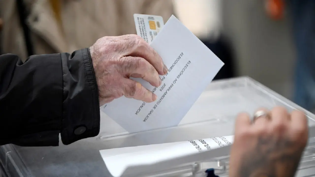 Un votante deposita su voto en Pontevedra, el 18 de febrero de 2024 durante las elecciones regionales en Galicia - PHOTO/MIGUEL RIOPA/AFP