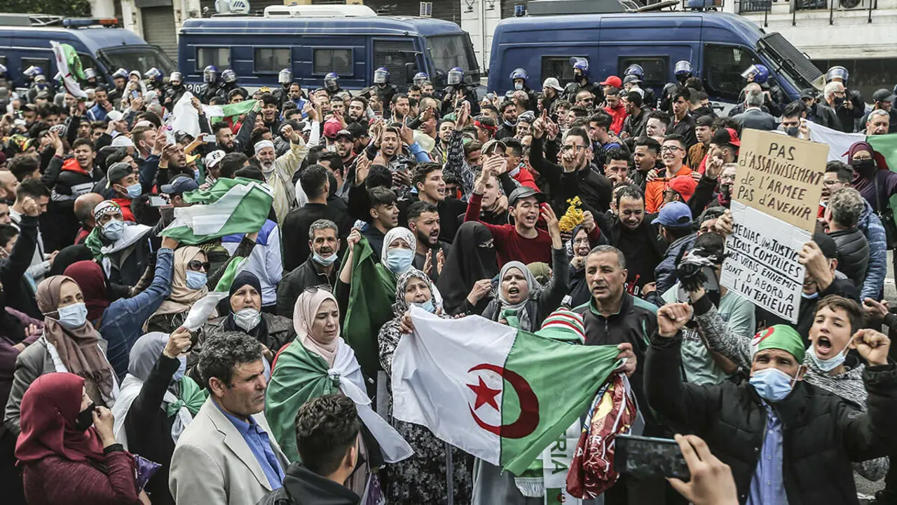 Los argelinos salieron a las calles para manifestarse a favor de la democracia movimiento Hirak - AP/ANIS BELGHOUL