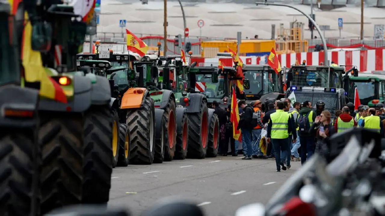 Los tractores son aprisionados mientras los manifestantes se reúnen durante una protesta de agricultores para denunciar sus condiciones y la política agrícola europea frente al Ministerio de Agricultura, en Madrid, el 21 de febrero de 2024 – PHOTO/ÓSCAR DEL POZO/AFP