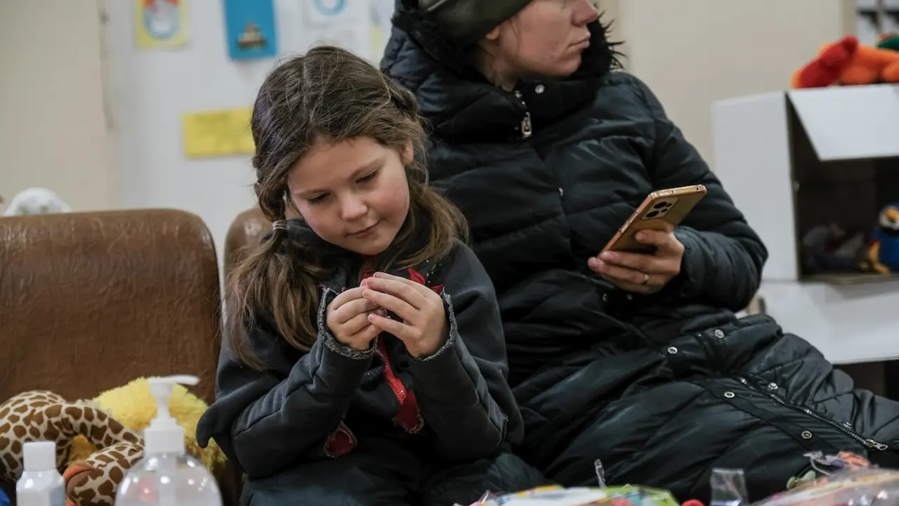 Una niña juega junto a su madre en el centro infantil de Sviatorhirsk - PHOTO/MARIA SENOVILLA