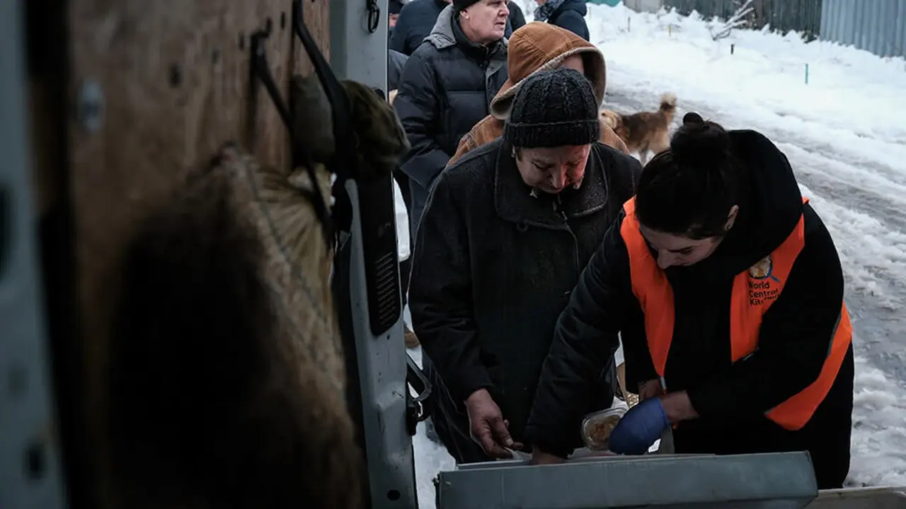 Reparto de comida diario que hace la ONG española del chef José Andrés en Sviatorhirsk para más de 600 personas - PHOTO/MARÍA SENOVILLA