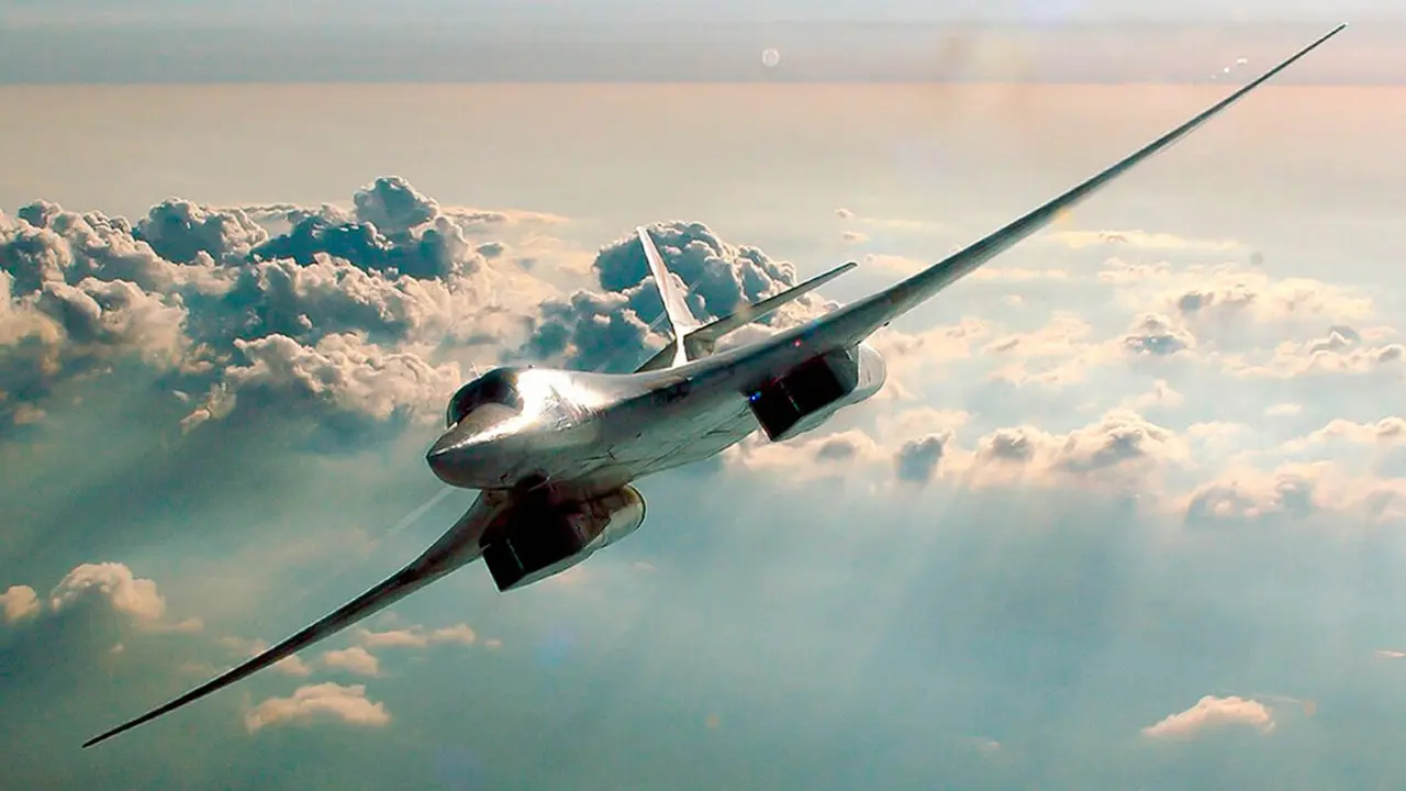 En esta fotografía sin fecha publicada el martes 13 de abril de 2021 por el Servicio de Prensa del Ministerio de Defensa de Rusia, se muestra un bombardero estratégico Tu-160 de la fuerza aérea rusa en una misión de entrenamiento en algún lugar de Rusia - PHOTO/VADIM SAVITSKY /SERVICIO DE PRENSA MINISTERIO DE DEFENSA DE RUSIA via AP
