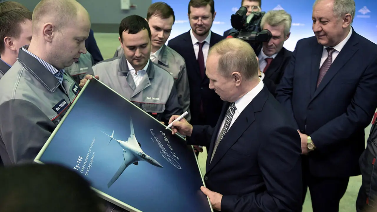 El presidente ruso Vladimir Putin firma una fotografía de un bombardero nuclear TU-160M ​​durante una visita a la fábrica de aviación Gorbunov en Kazán, Rusia, el 25 de enero de 2018 - SPUTNIK/ALEXEI NIKOLSKY via REUTERS