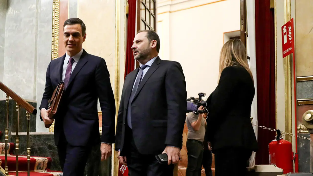 El presidente del Gobierno en funciones de España, Pedro Sánchez, y el ministro de Desarrollo en funciones, José Luis Ábalos, llegan a la Cámara después de una pausa durante el debate de investidura en el Parlamento en Madrid, España, el 4 de enero de 2020
- REUTERS/SERGIO PÉREZ