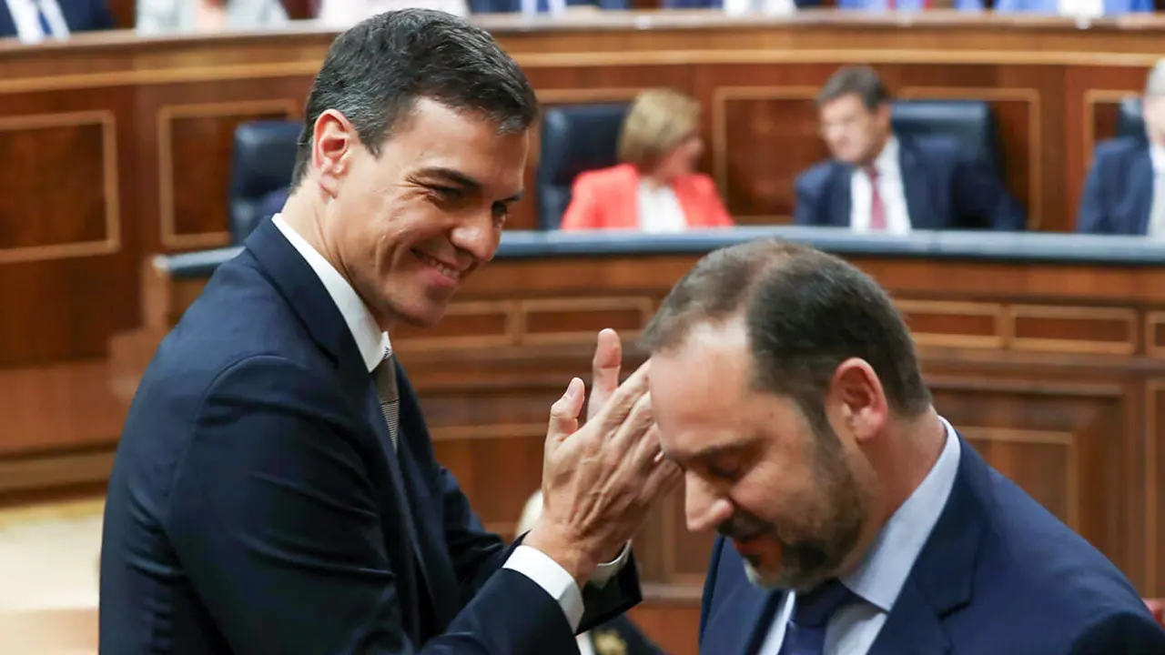 El líder socialista español (PSOE), Pedro Sánchez, aplaude con su compañero José Luis Abalos durante un debate de moción de censura en el Parlamento de Madrid, España, el 31 de mayo de 2018
- REUTERS/SERGIO PÉREZ