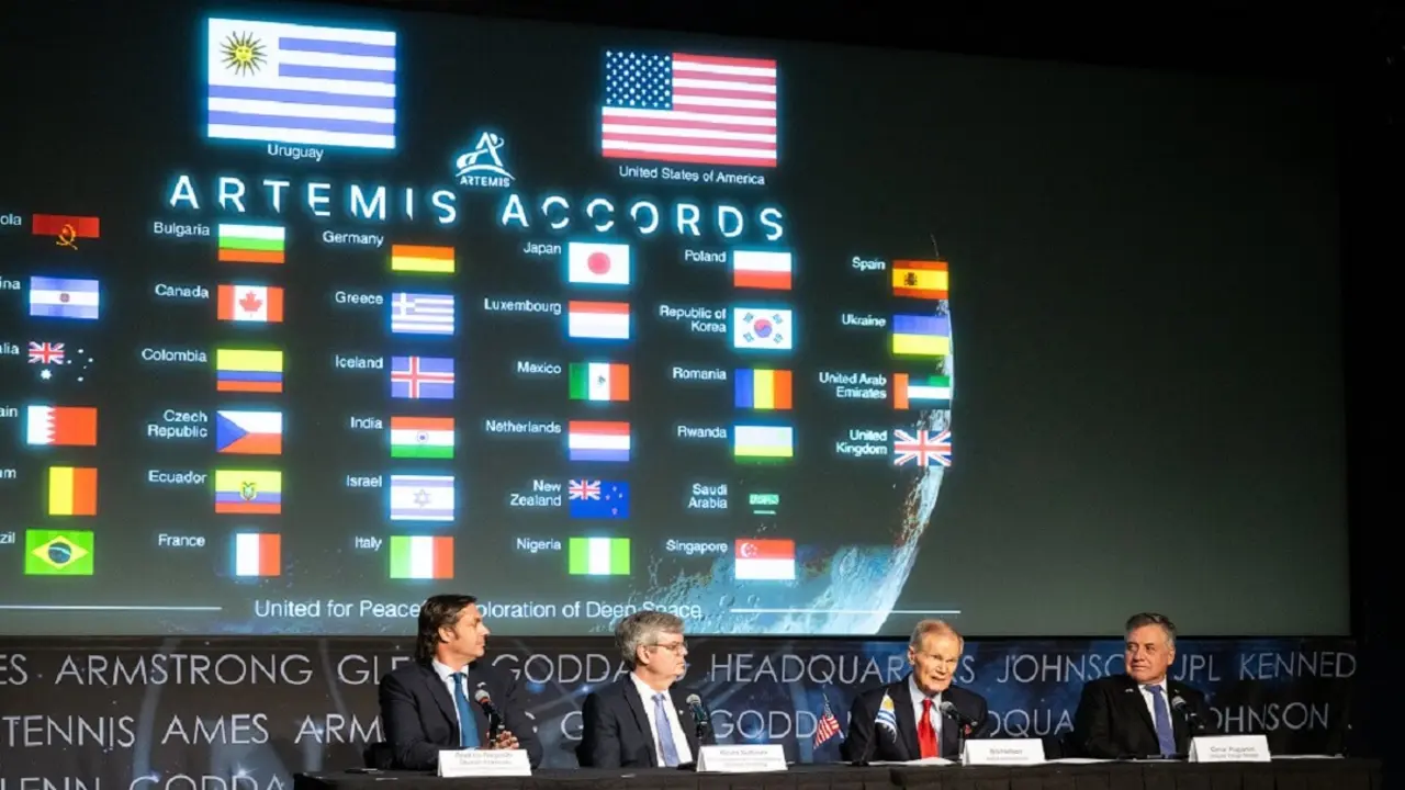 La República Oriental del Uruguay es la última nación que ha suscrito los Acuerdos Artemis de Estados Unidos. Fue el 15 de febrero en Washington, por parte de su ministro de Exteriores, Omar Paganini, a la derecha - PHOTO/NASA-Keegan Barber
