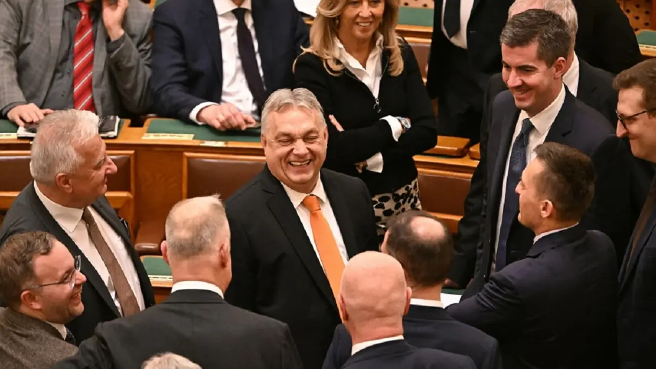 El primer ministro húngaro, Viktor Orban, habla con miembros del Parlamento durante una sesión del Parlamento húngaro en Budapest el 26 de febrero de 2024 – PHOTO/ATTILA KISBENEDEK/AFP