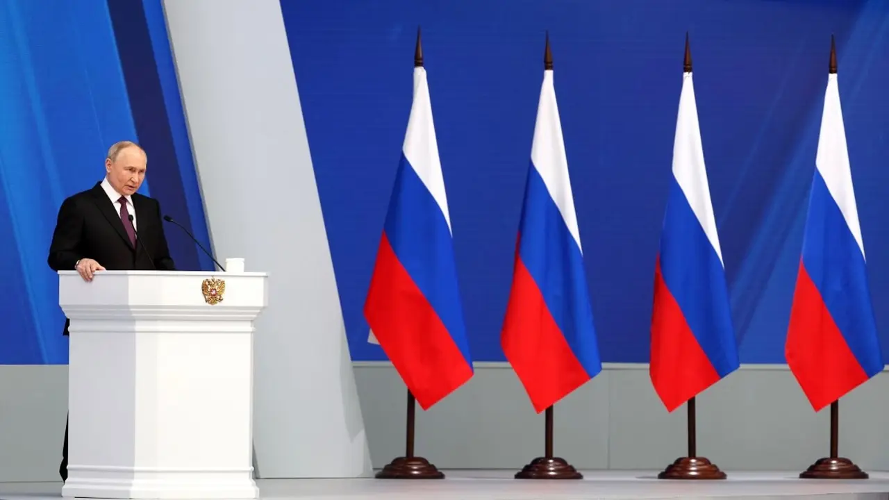 En esta fotografía de grupo distribuida por la agencia estatal rusa Sputnik, el presidente de Rusia, Vladímir Putin, pronuncia su discurso anual sobre el estado de la nación en el centro de conferencias Gostiny Dvor, en el centro de Moscú, el 29 de febrero de 2024 – PHOTO/Gavriil GRIGOROV/POOL/AFP