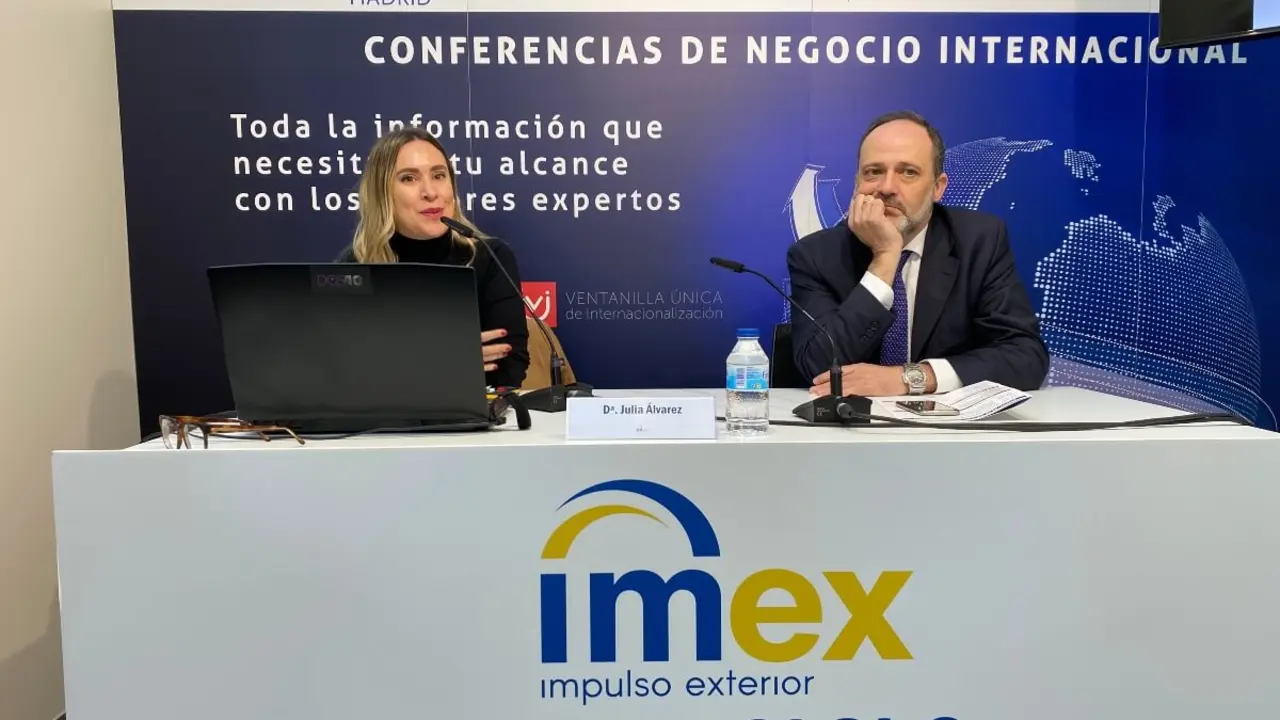 Julia Álvarez, del ICO, y José Terreros, director del IMEX - PHOTO/ATALAYAR