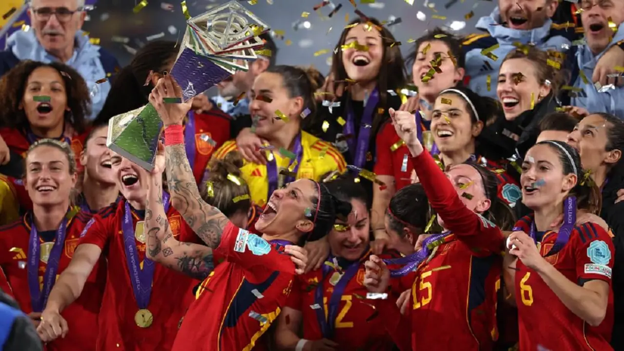 La centrocampista española Jennifer Hermoso sostiene el trofeo junto a sus compañeras de equipo durante la ceremonia del podio tras el partido de fútbol de la final de la UEFA Women's Nations League entre España y Francia en el estadio de La Cartuja de Sevilla, el 28 de febrero de 2024 – PHOTO/FRANCK FIFE/AFP