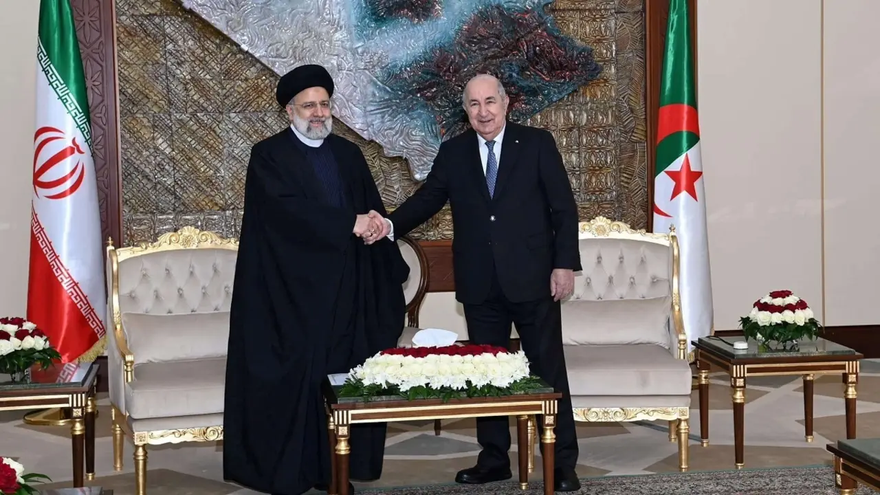 El presidente argelino Abdelmadjid Tebboune estrecha la mano del presidente iraní Ebrahim Raisi en el Palacio El Mouradia, en Argel, Argelia 3 de marzo 2024. Presidencia argelina/Handout - REUTERS ATENCIÓN REDACCIÓN